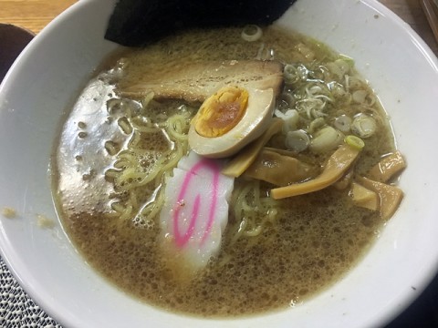 店長ラーメン（520円）。あまり食欲をそそらないビジュアルだ。