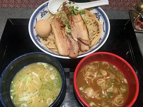 二種つけ麺（1,250円）。大盛り（400g）無料。
